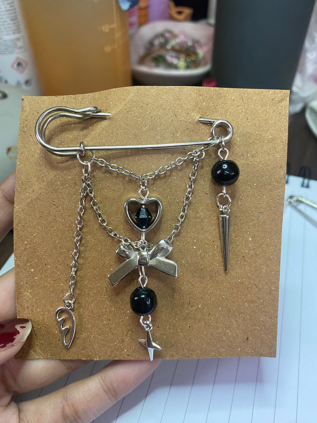 Black bead bag pin