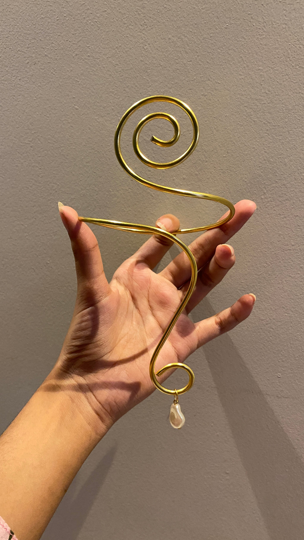 Spiral water pearl armcuff