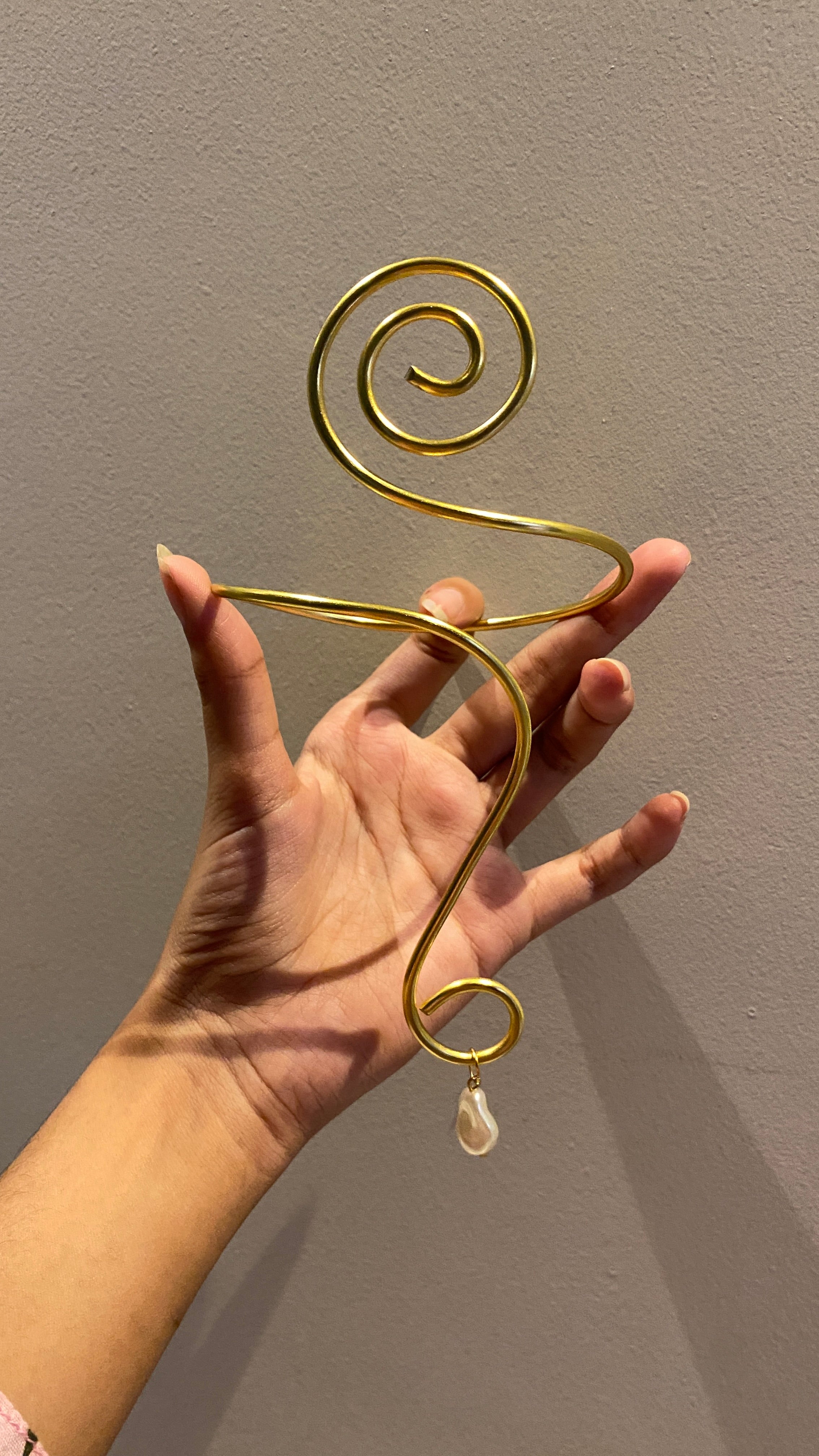 Spiral water pearl armcuff