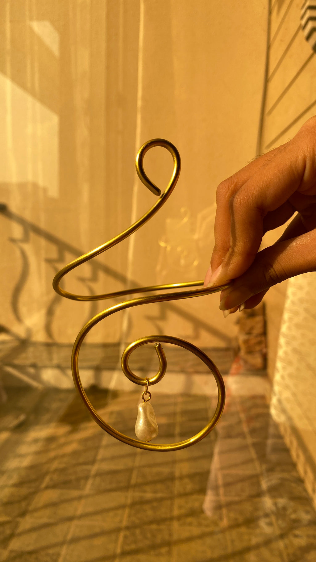Dangling water pearl armcuff