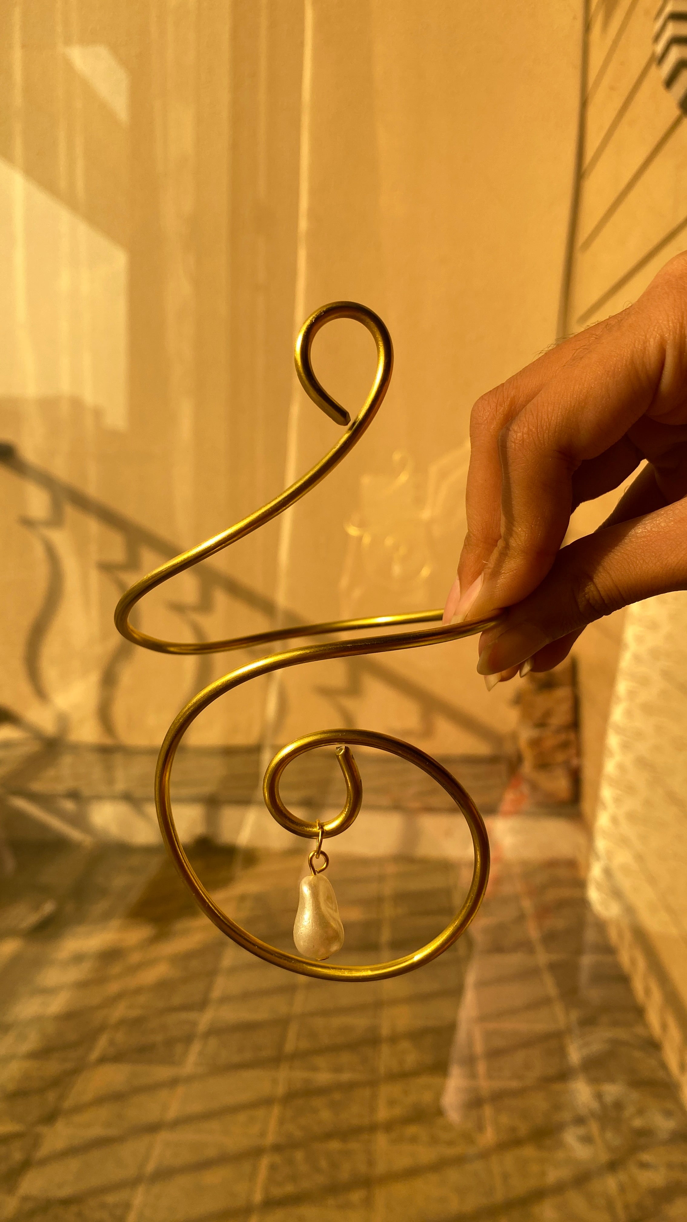 Dangling water pearl armcuff