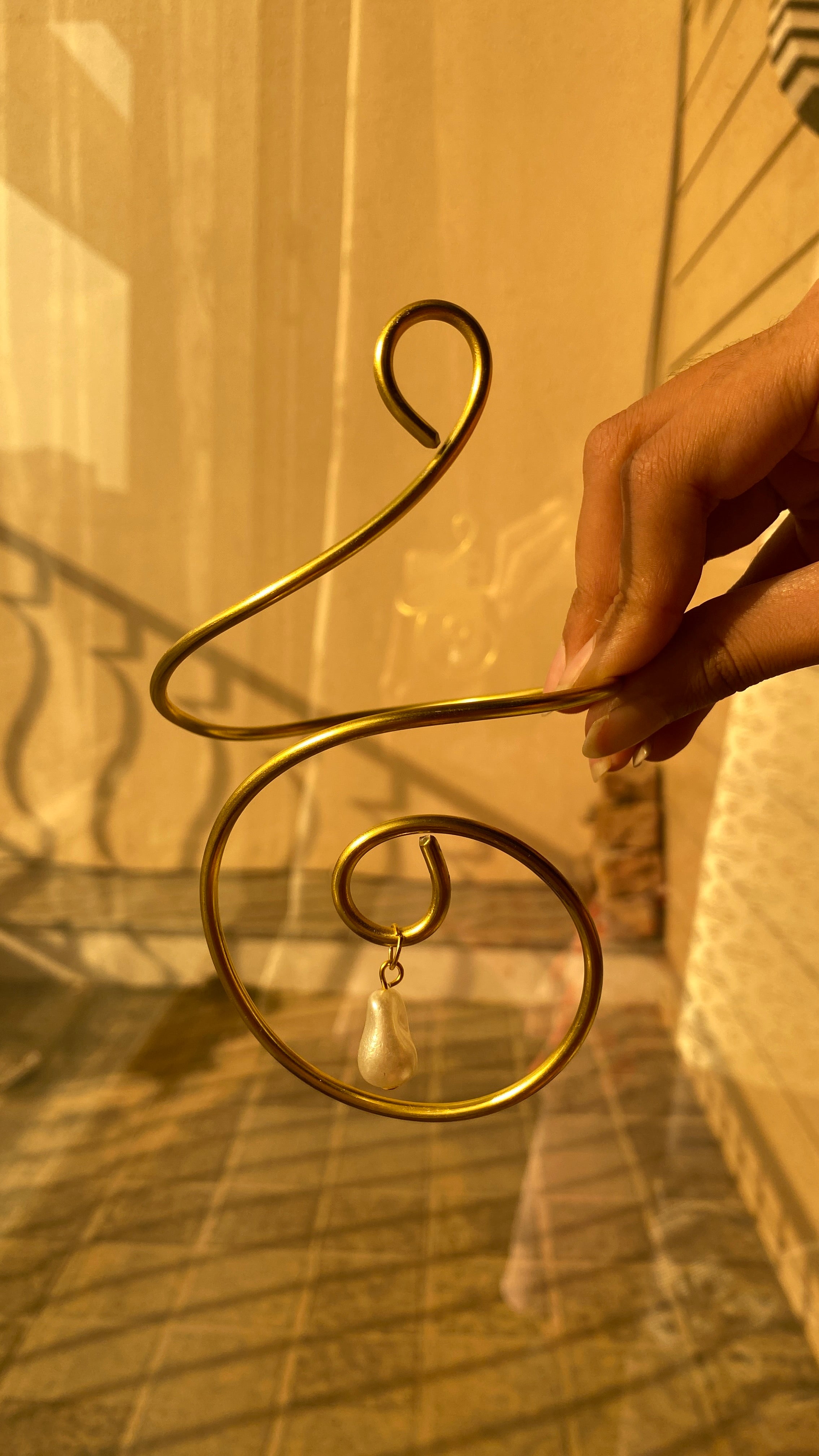 Dangling water pearl armcuff