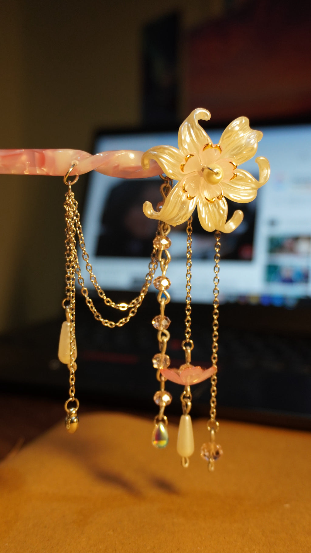 Lily hair pin