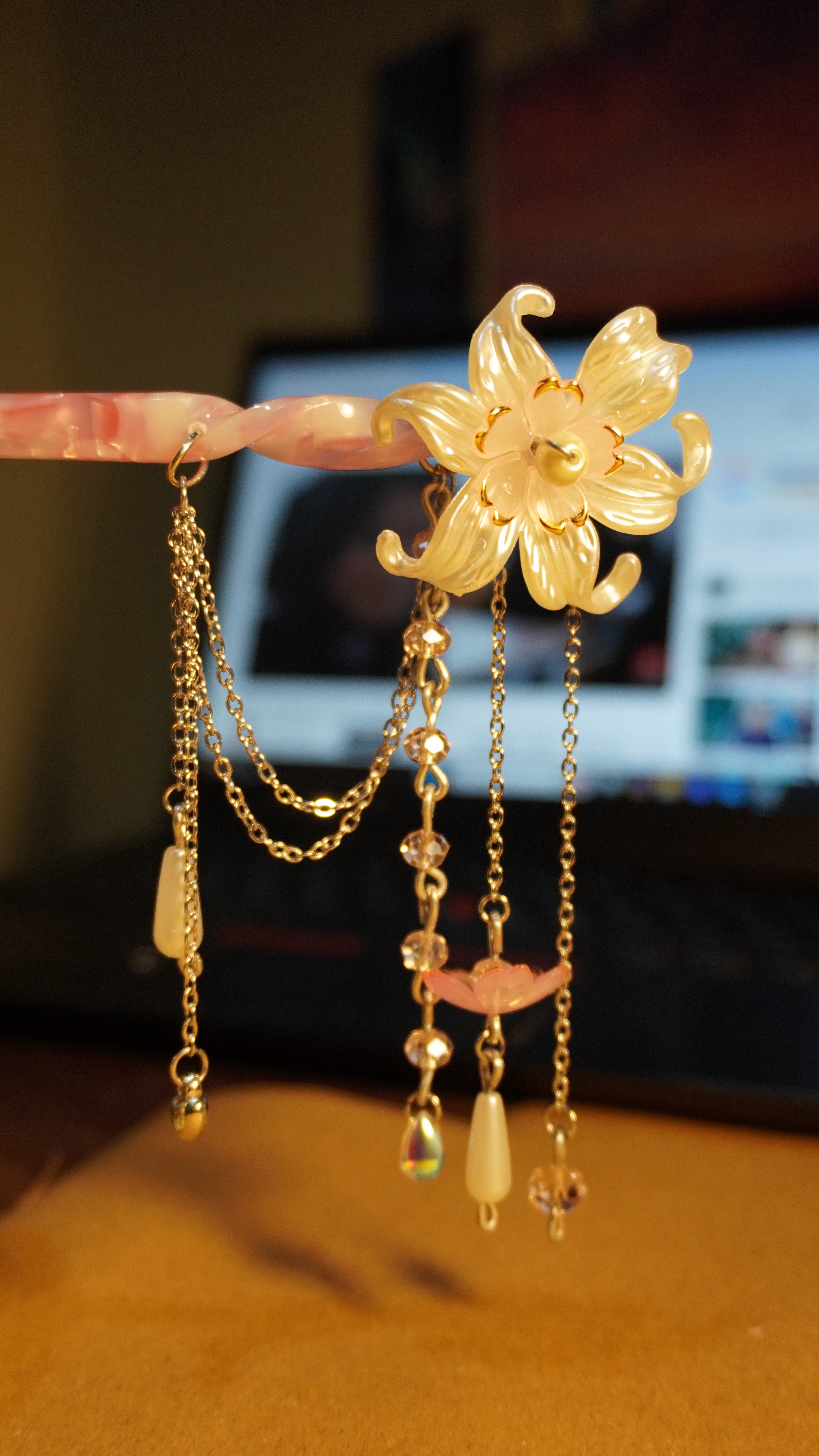 Lily hair pin