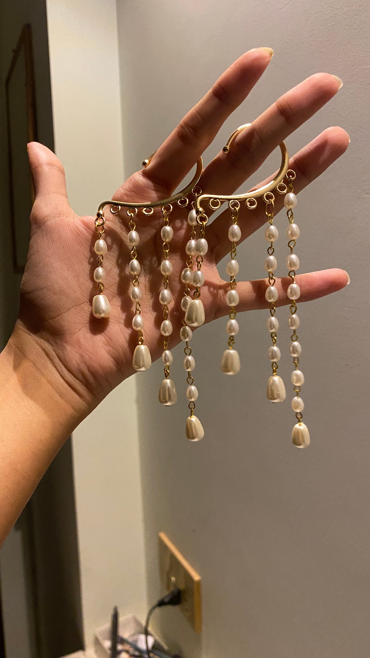 Tear drop earcuff