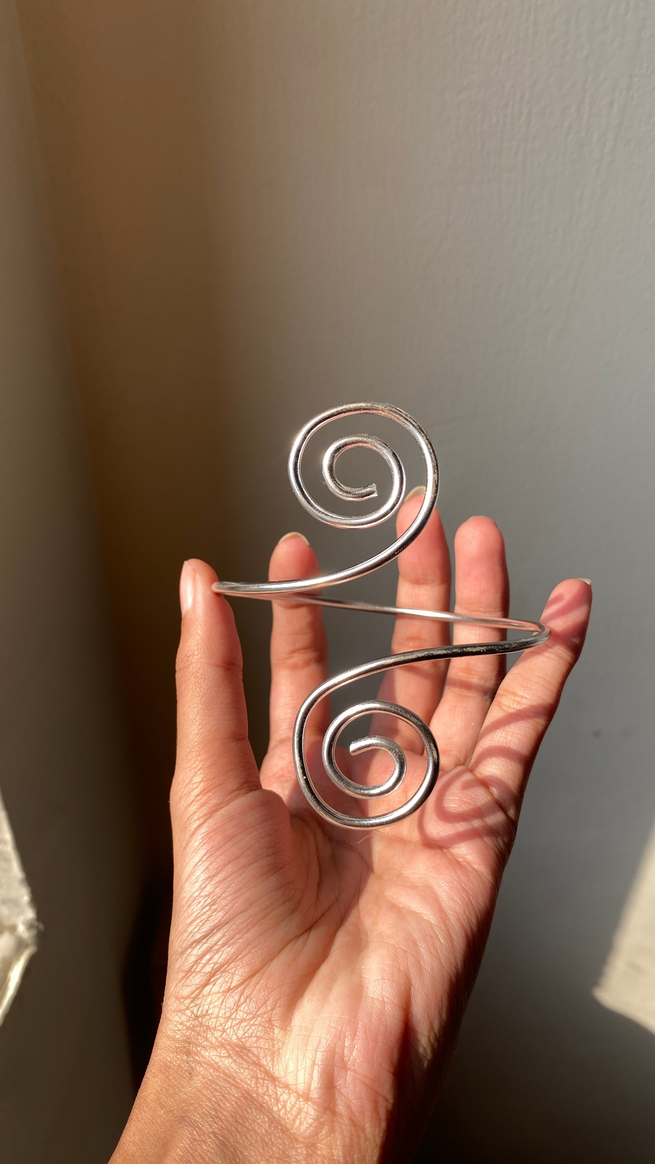 Dual spiral armcuff