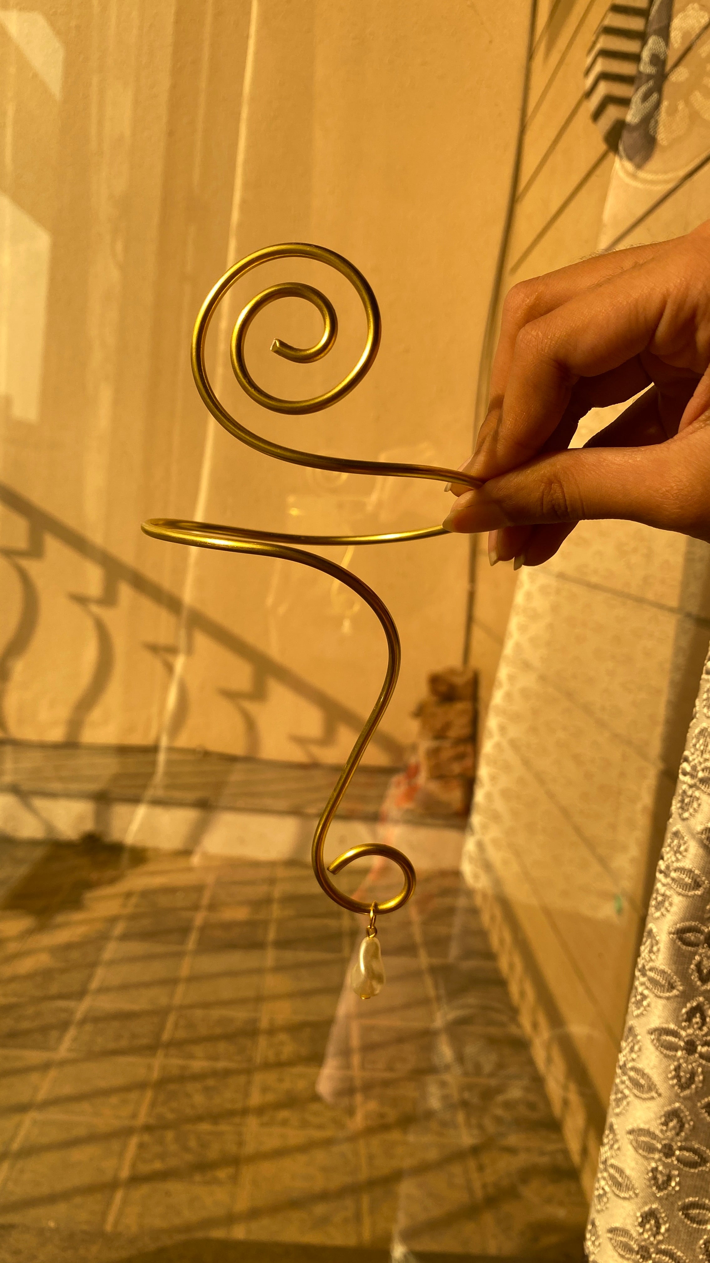Spiral water pearl armcuff