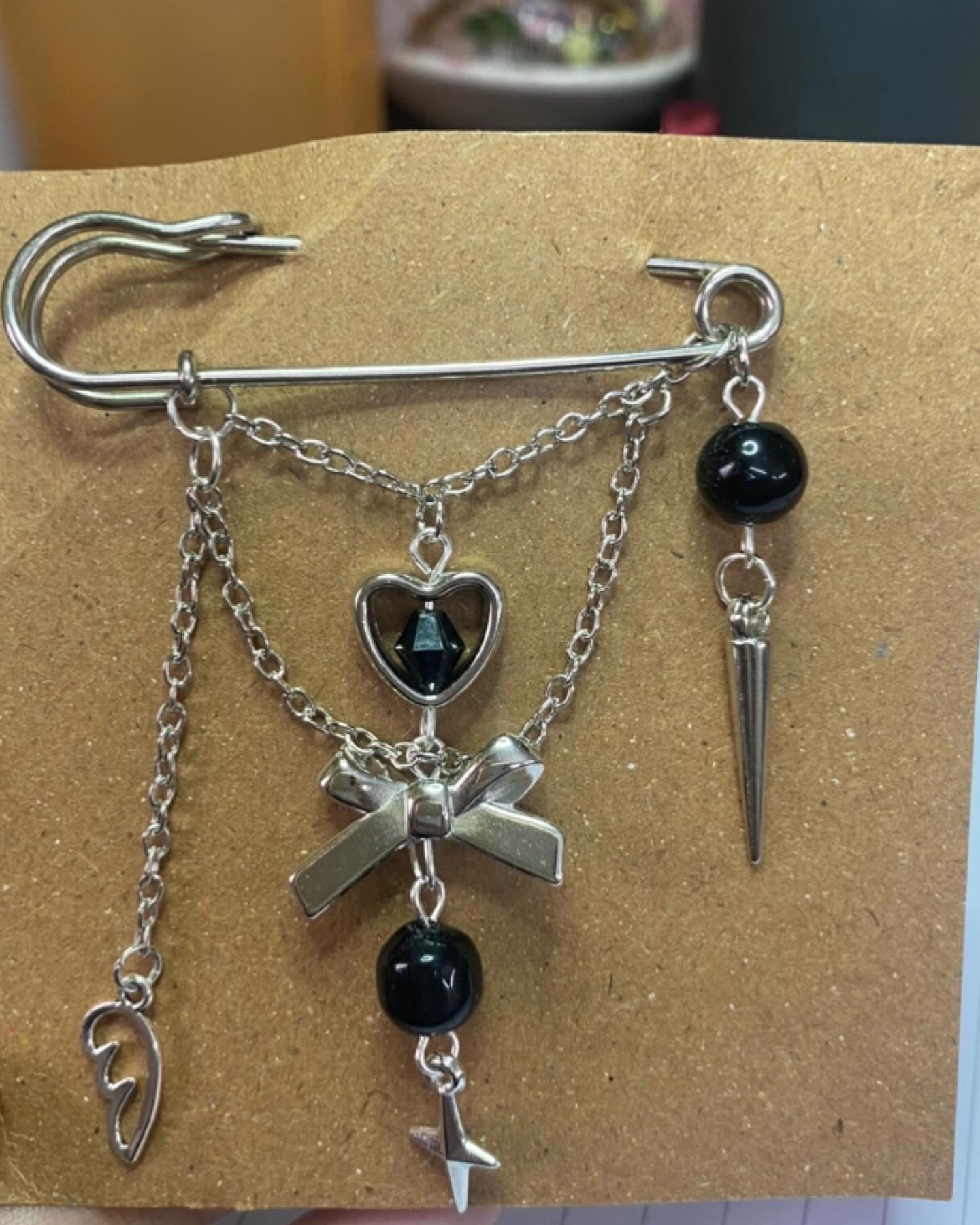 Black bead bag pin