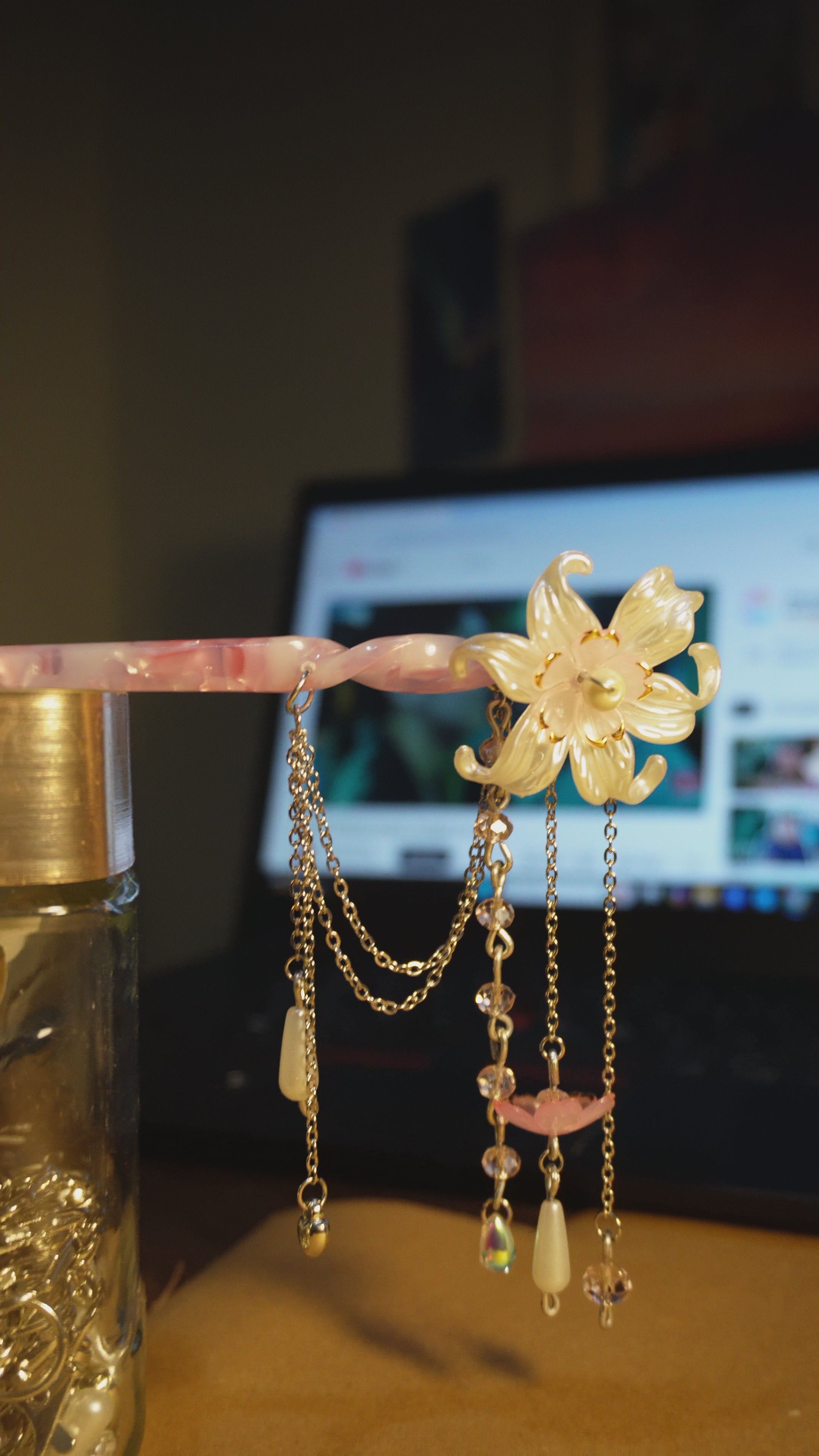 Lily hair pin